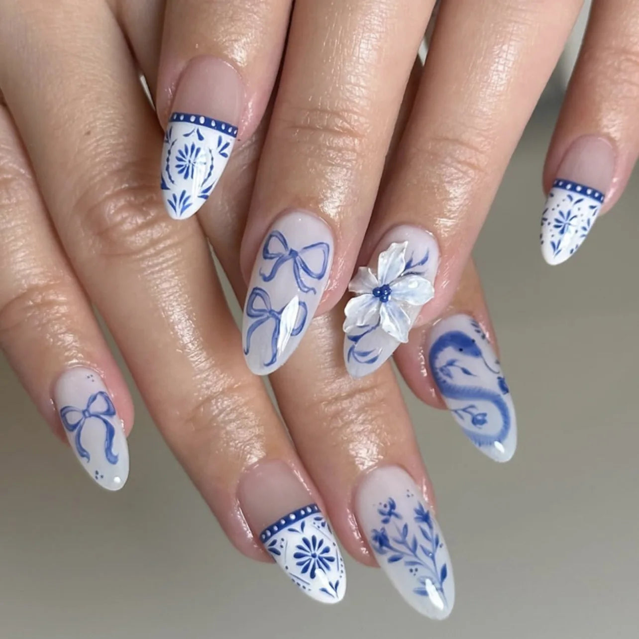 24pcs Blue Flower French Fake Nail Set Press on Almond Round Head Design Wearable Nails False Acrylic Full Cover Finger Nail Art
