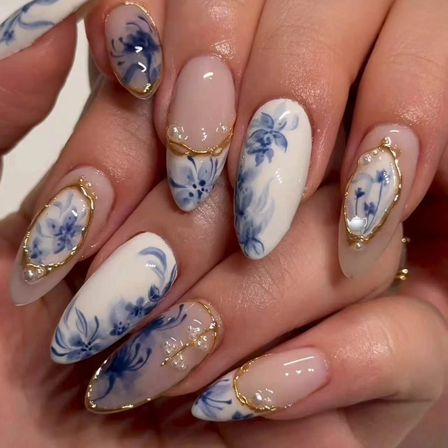 24pcs Blue Flower French Fake Nail Set Press on Almond Round Head Design Wearable Nails False Acrylic Full Cover Finger Nail Art