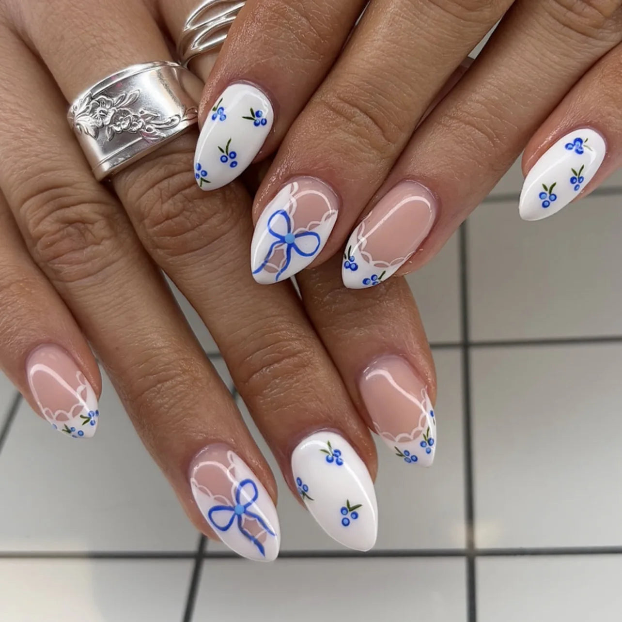 24pcs Blue Flower French Fake Nail Set Press on Almond Round Head Design Wearable Nails False Acrylic Full Cover Finger Nail Art